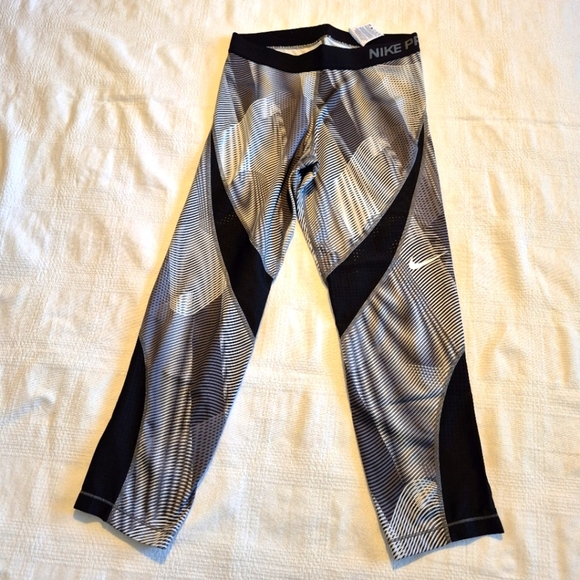 Nike Pro women's Medium gray black & white cropped leggings, VGUC - Picture 1 of 8